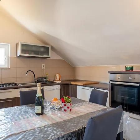 Barba Frane Apartman Pag Town